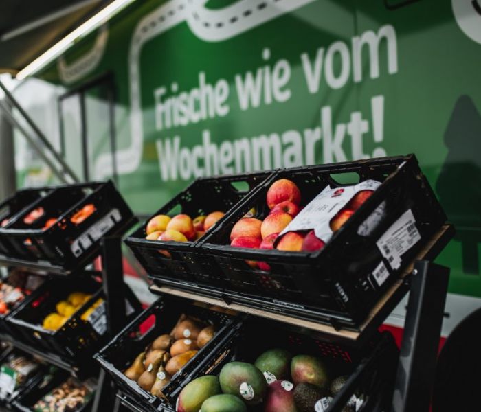 Frische und regionale Lebensmittel sind im Einkaufs-Bus erhältlich. (Foto: REWE)